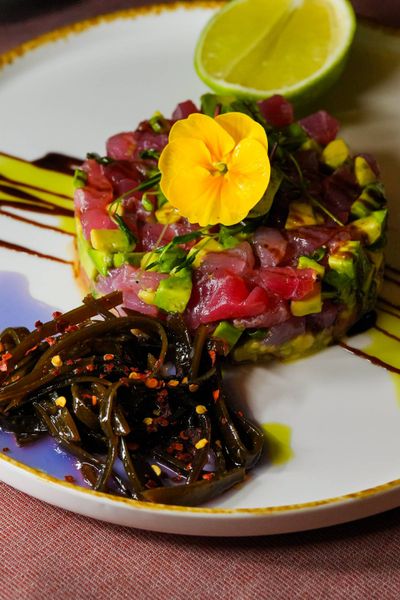 Tartar de Ton Proaspat si Avocado Acompaniat de Alge